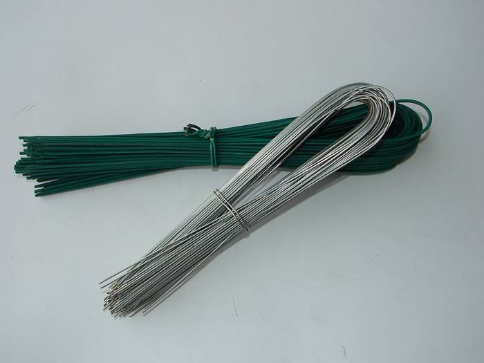 A bundle of galvanized U type wire and a bundle of PVC coated wire on the gray background.