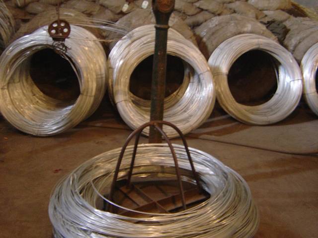 Several rolls of galvanized binding wires and a roll on the balance.
