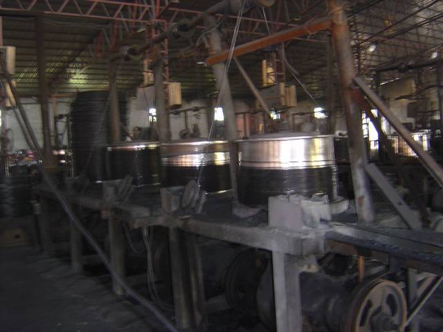 Several machines are producing binding wires.