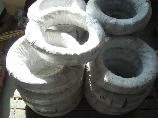 Several rolls of black annealed wires in woven bag package.