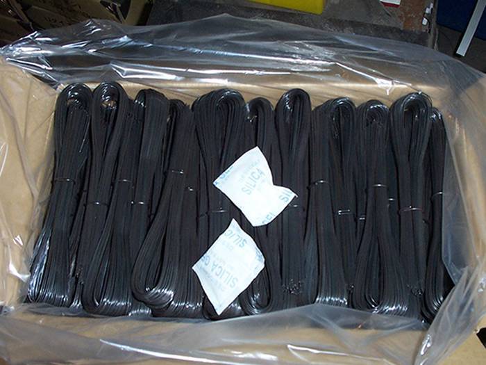 A carton of black U type wires with plastic bag package on the ground.