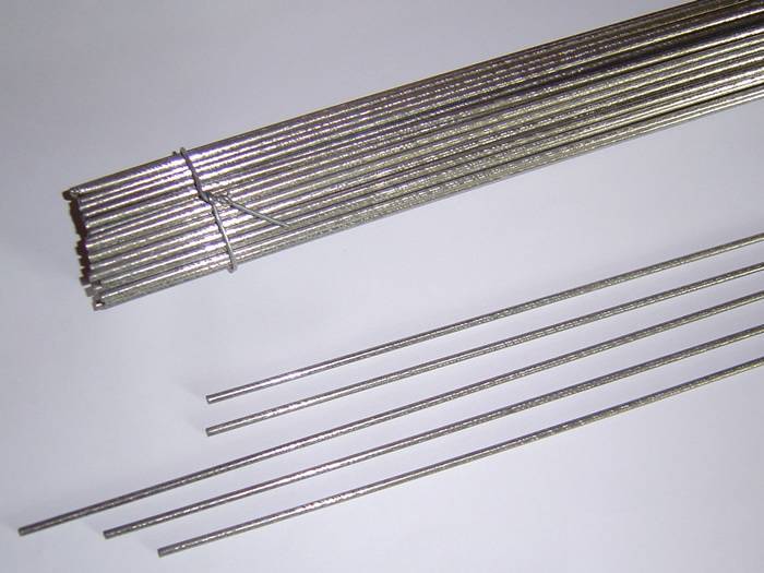 A bundle and five pieces of straight galvanized cut wires on the gray background.