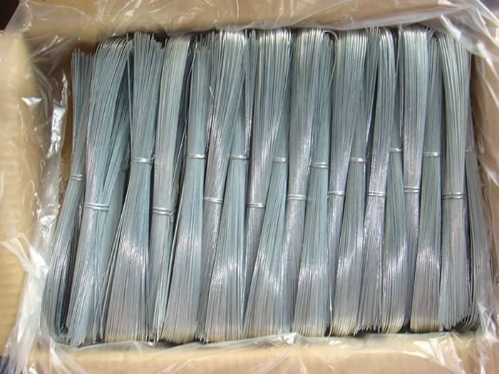 A carton of galvanized U type wires with plastic bag package on the ground.